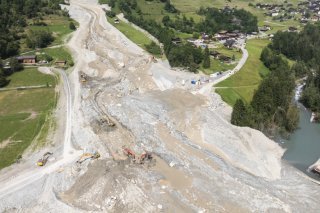 La route menant au Val de Bagnes avait été coupée après que le pont fusible du Fregnolet avait été emporté par une lave torrentielle au début du mois (archives). KEYSTONE/CYRIL ZINGARO
